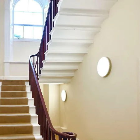 Carr View Hall Apt 3 *